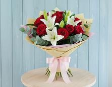 Букет цветов из:  Лилии и Розы в Старокучергановке