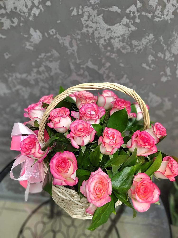 Цветочная композиция из Розы в корзине в Старокучергановке
