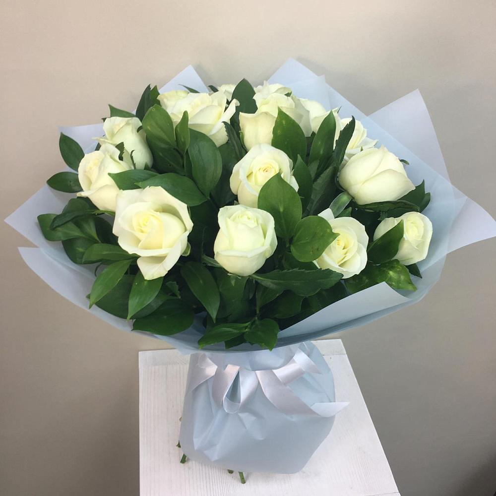 Букет 15 Белых роз Проуд в Старокучергановке