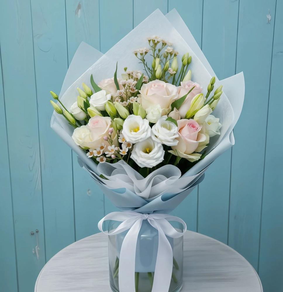 Букет цветов из: Розы и Лизиантусы в Старокучергановке