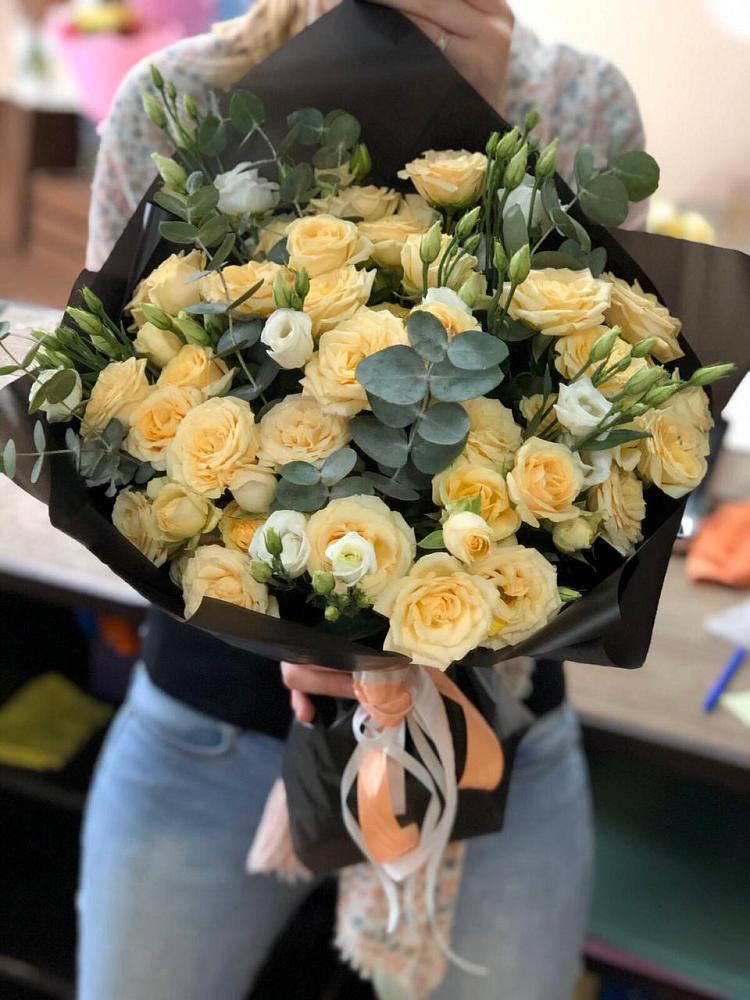 Букет цветов из: Розы и Лизиантусы в Старокучергановке