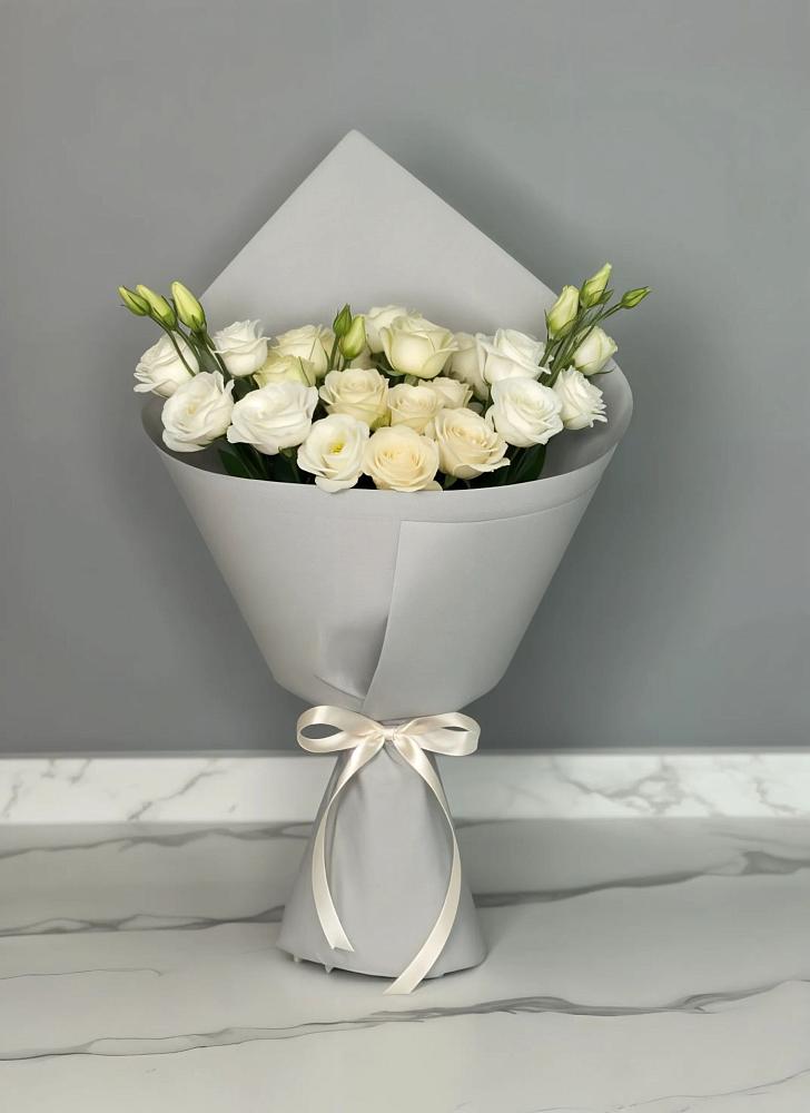 Букет цветов из: Розы и Лизиантусы в Старокучергановке