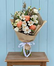 Букет цветов из:  Альстромерии, Лизиантусы, Розы и Хризантемы в Старокучергановке