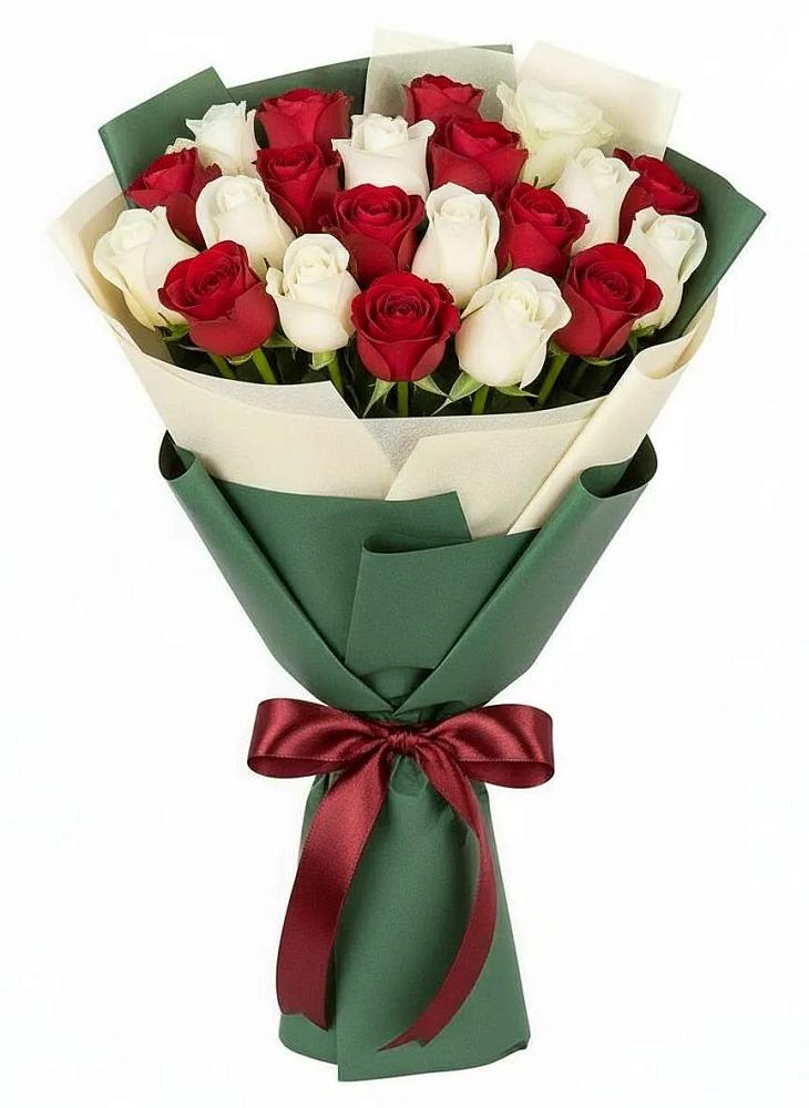Букет Микс из красных и белых роз в Старокучергановке