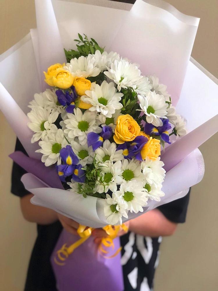 Букет цветов из: Ирисы, Хризантемы и Розы в Старокучергановке