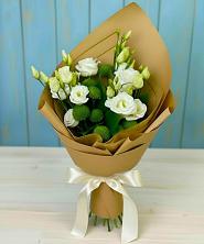 Букет цветов из:  Хризантемы и Лизиантусы в Старокучергановке