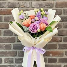 Букет цветов из:  Лизиантусы и Розы в Старокучергановке