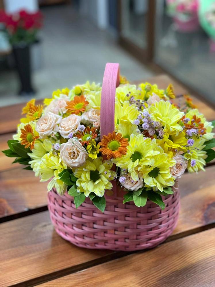 Цветочная композиция из Хризантемы и Розы в корзине в Старокучергановке