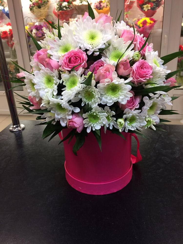 Цветочная композиция из Розы и Хризантемы в шляпной коробке в Старокучергановке