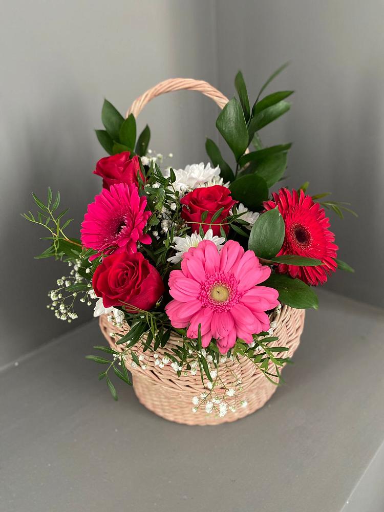 Цветочная композиция из Розы, Хризантемы и Герберы в корзине в Старокучергановке