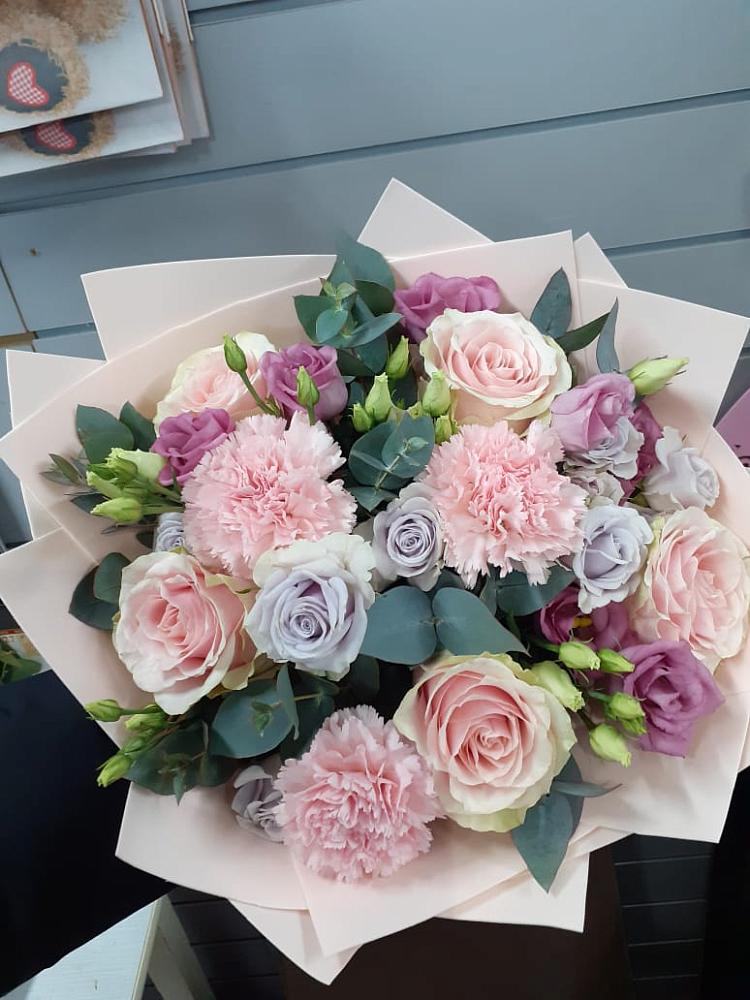 Букет цветов из: Розы, Гвоздики и Лизиантусы в Старокучергановке