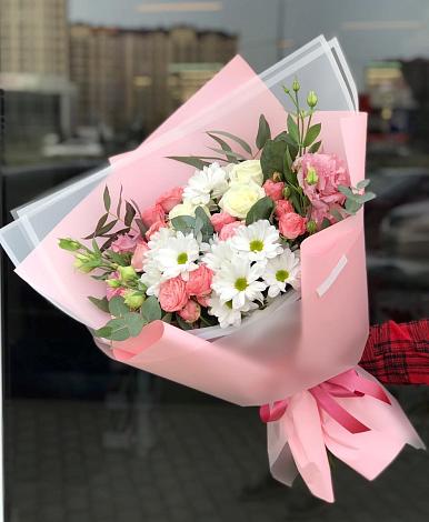 Букет цветов из: Розы, Лизиантусы и Хризантемы в Старокучергановке